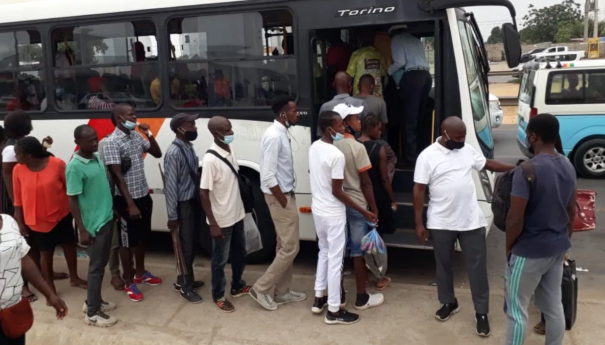 Luanda, em Angola, inicia operação de novo sistema de transporte coletivo