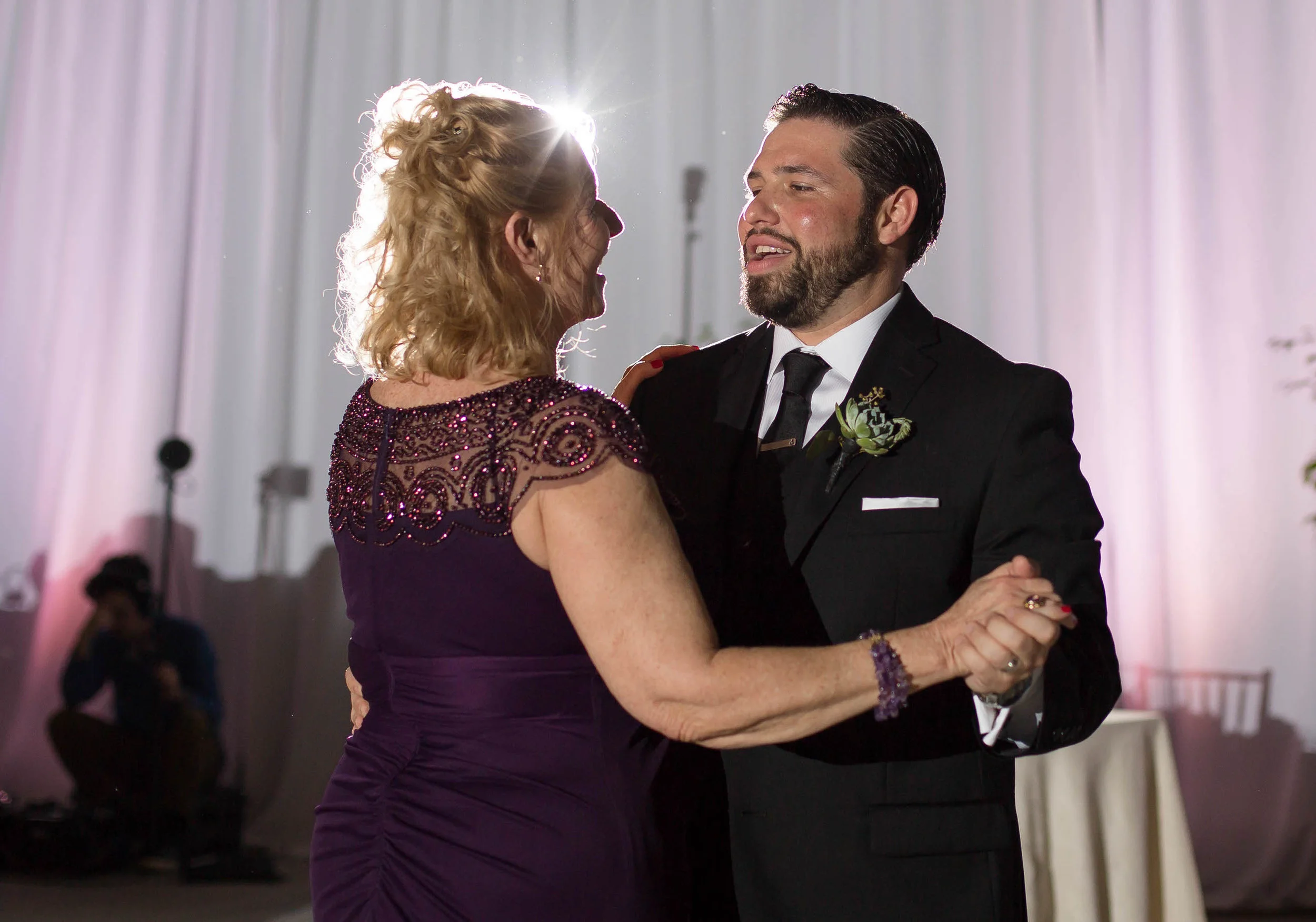 groom_mom_dance_tiny_house_photo_weddings.jpg