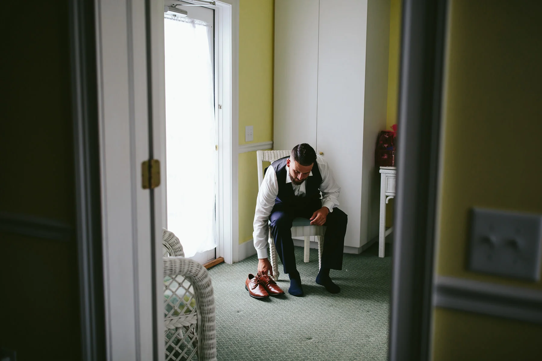 groom-getting-ready-hotel-wedding-destination-photographer-tiny-house-photo.jpg