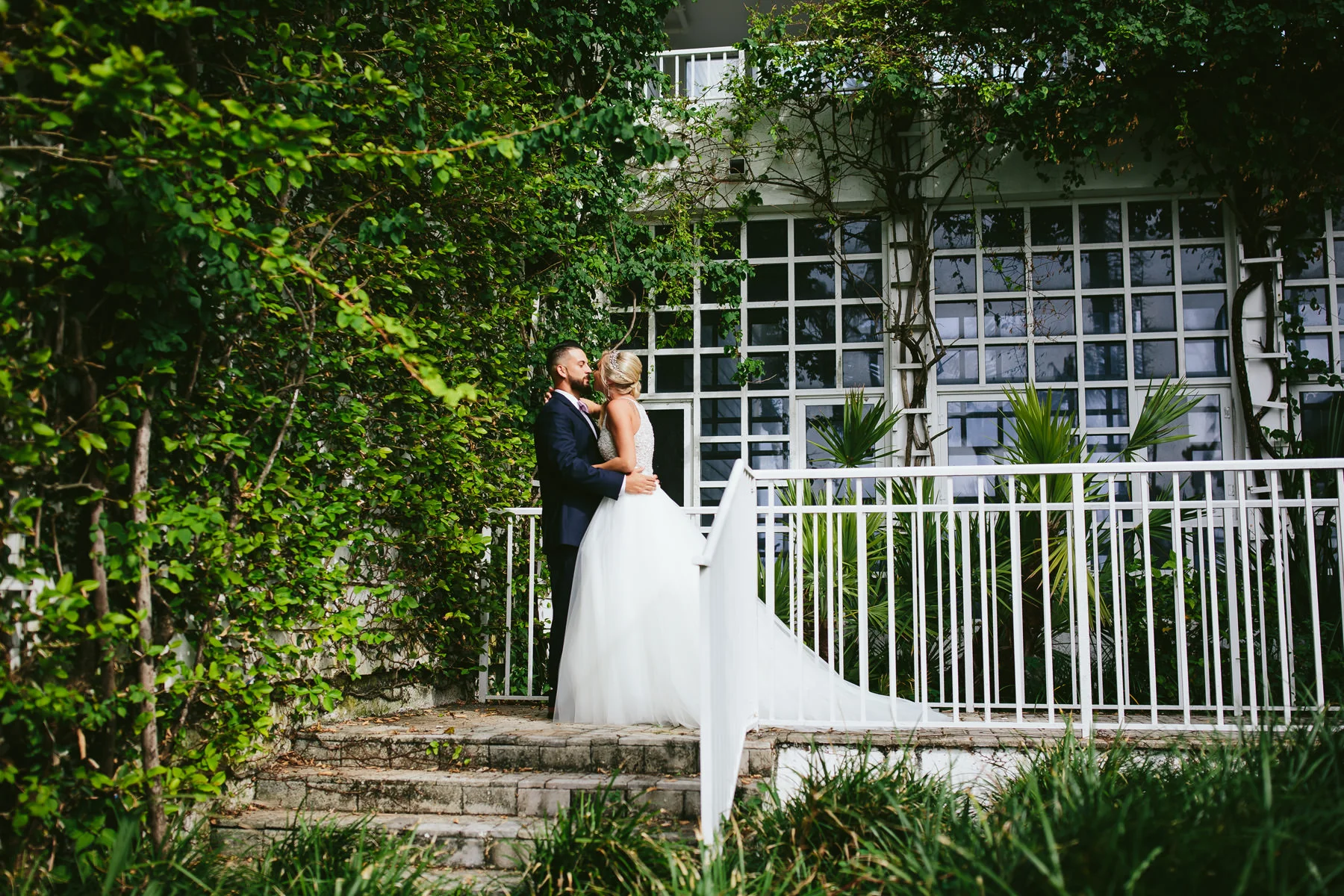 bride-groom-kiss-tiny-house-photo.jpg