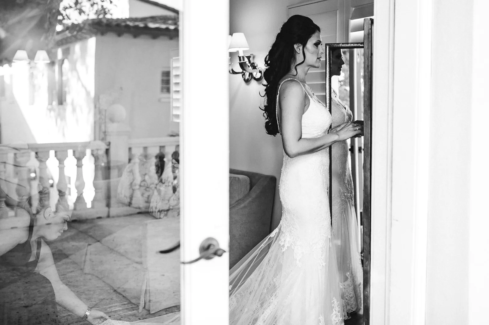 bride_getting_ready_elegance_wedding_tiny_house_photo_stephanie_lynn.jpg