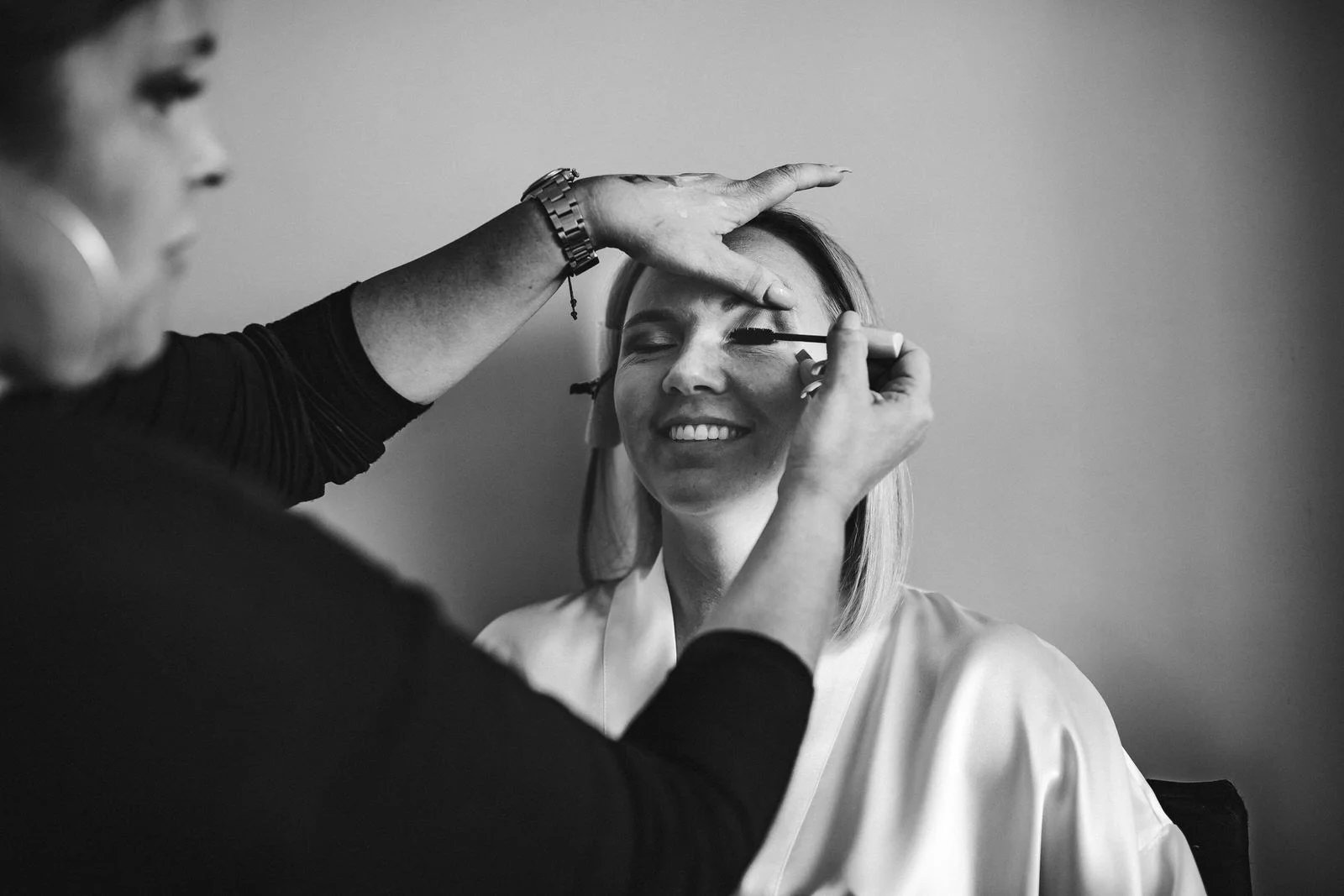 bride_getting_ready_makeup_by_mer_tiny_house_photo_wedding_photographer.jpg