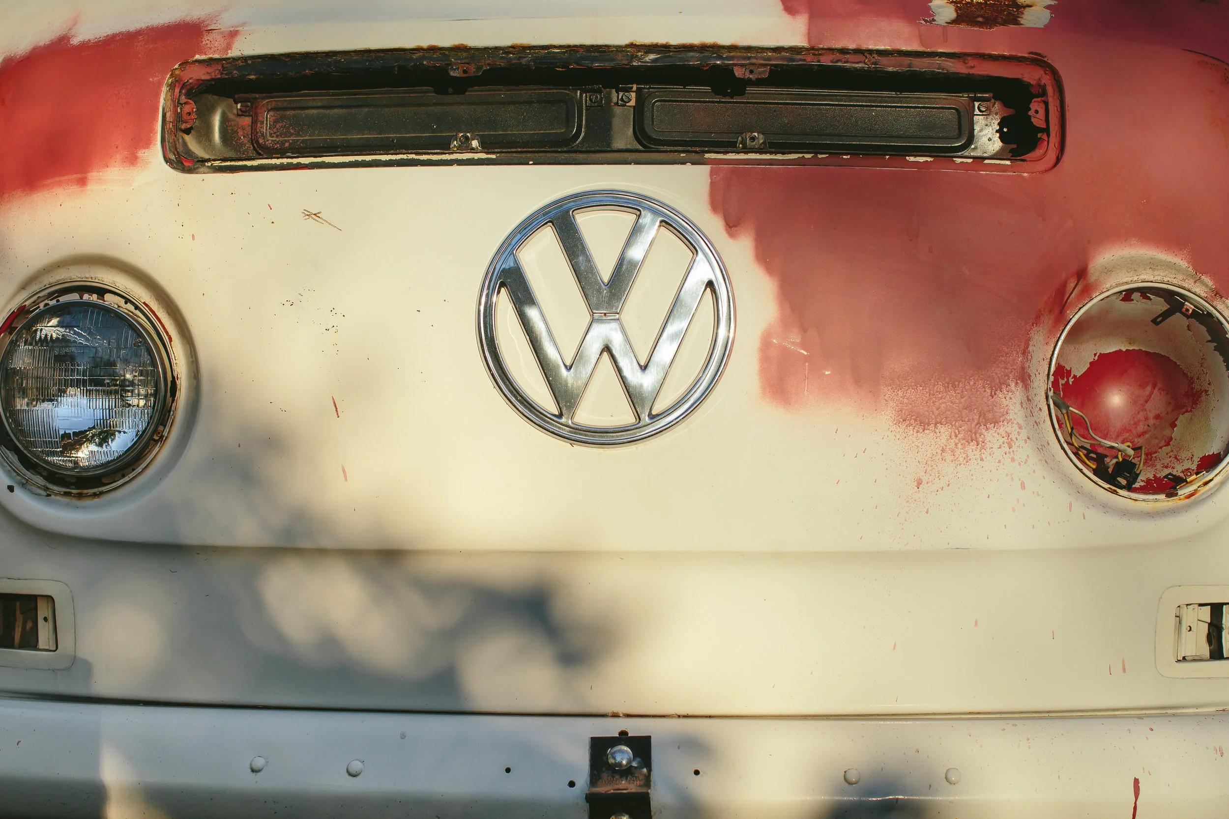 dubs_bus_tiny_house_photo_engagement_portraits.jpg