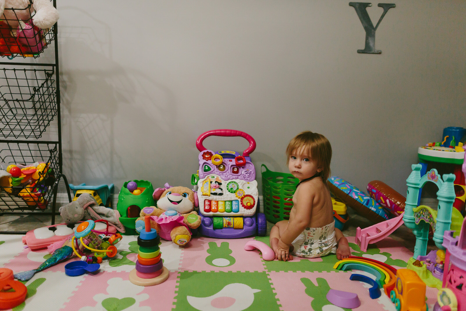 toddler portrait session documentary tiny house photo