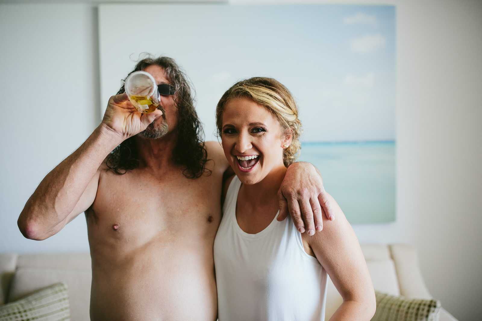 father_of_bride_beer_bride_laughing_wedding_day_moments.jpg