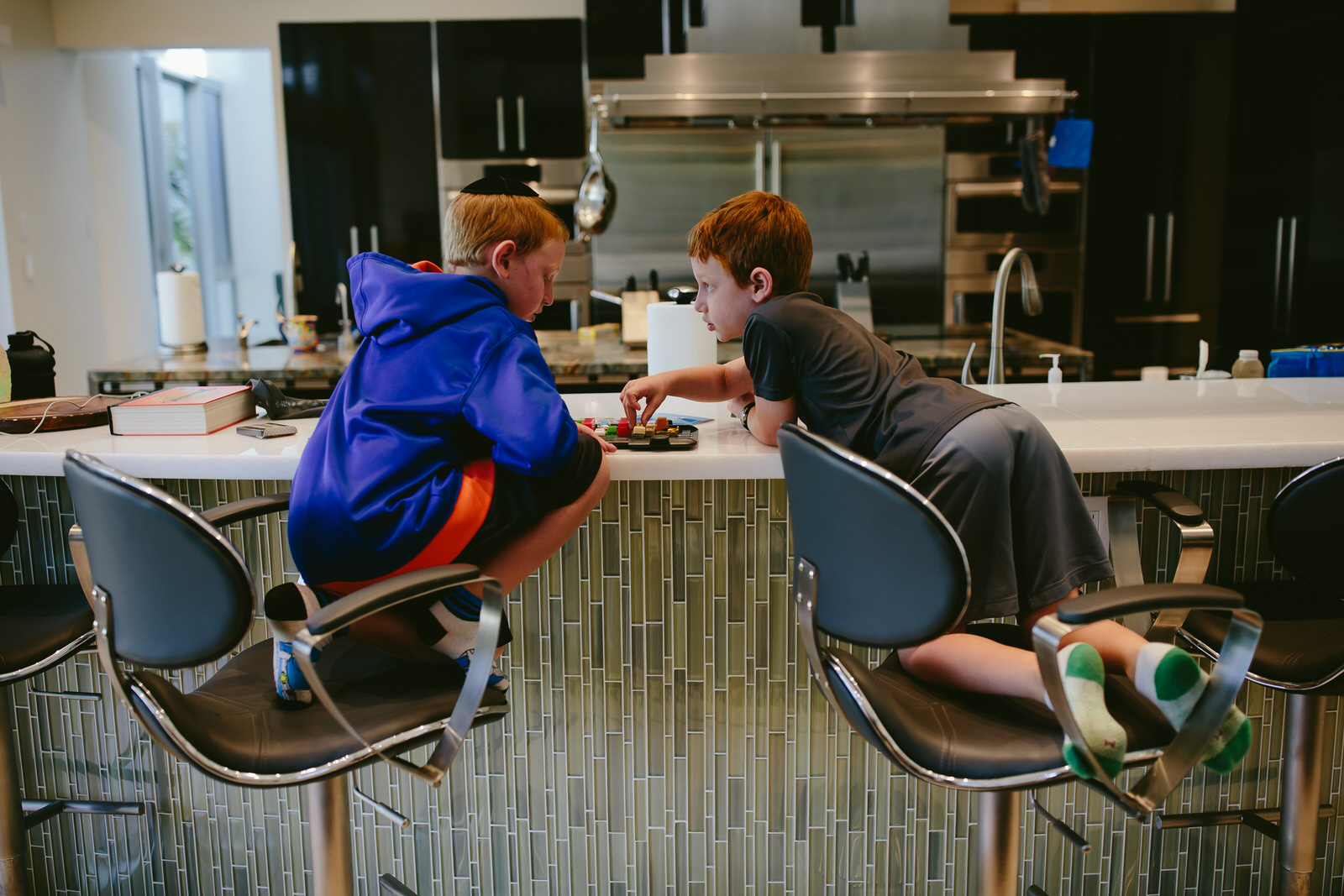 brothers_playing_games_tiny_house_hpoto_colorado_photographer.jpg