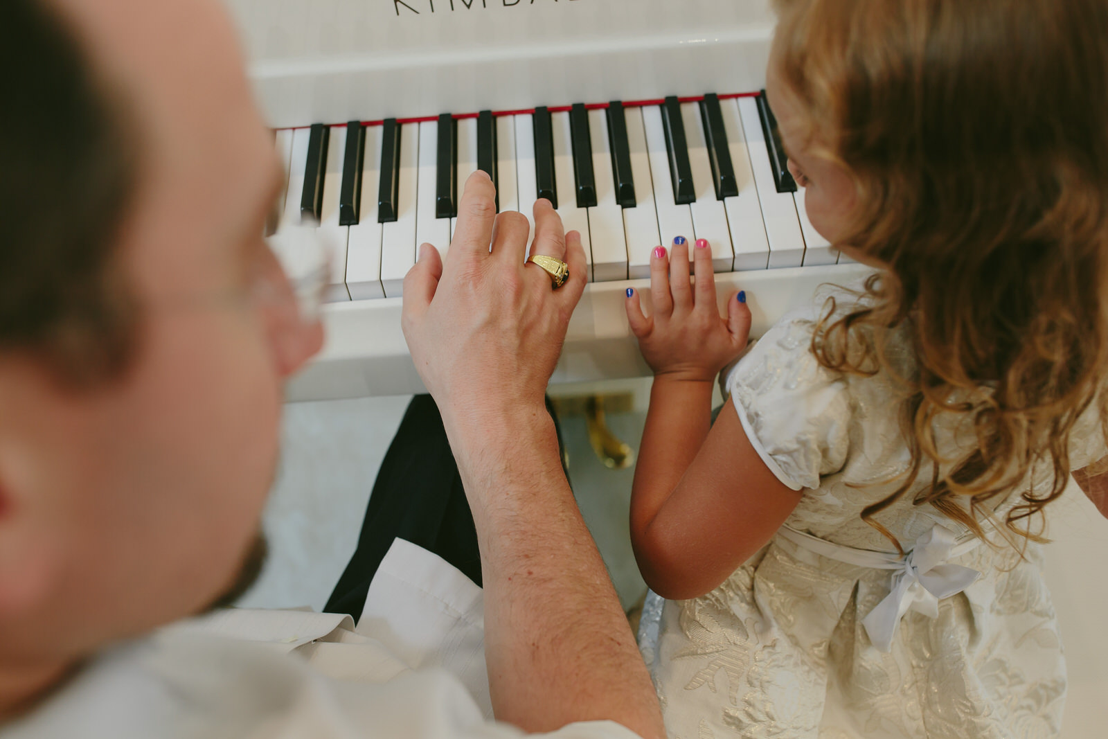 daddy_daughter_playing_piano_tiny_house_photo.jpg