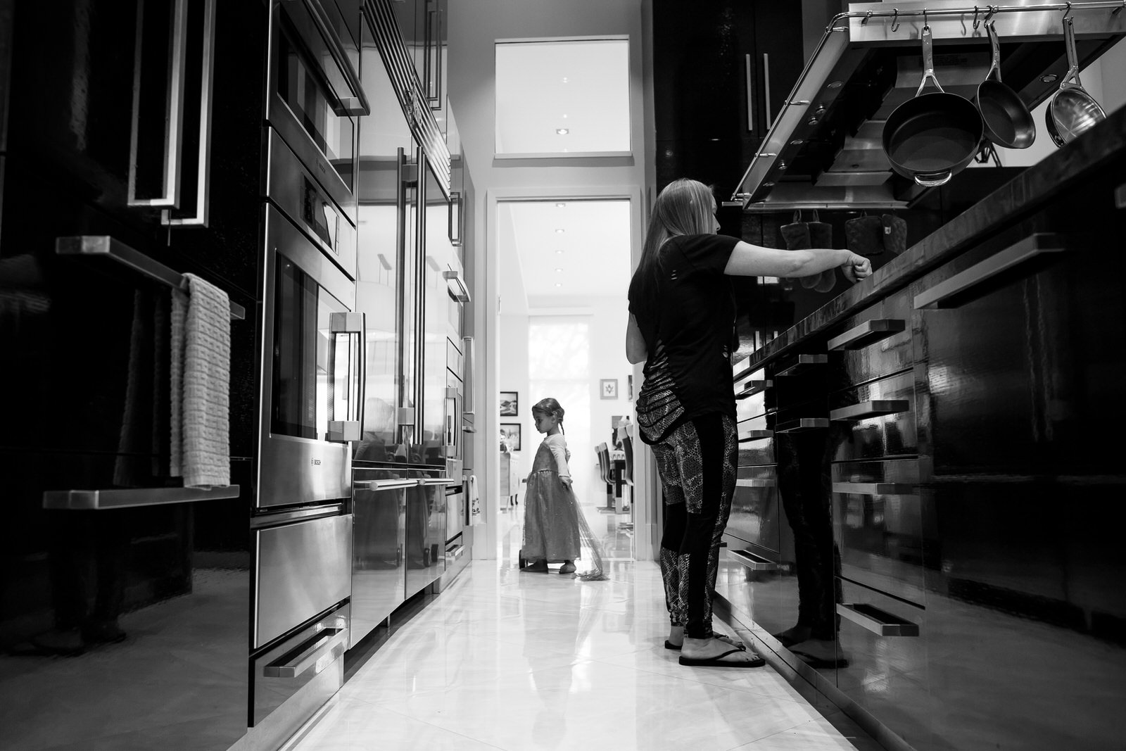 mom_cooking_daughter_playing_tiny_house_photo_colorado_photographer.jpg