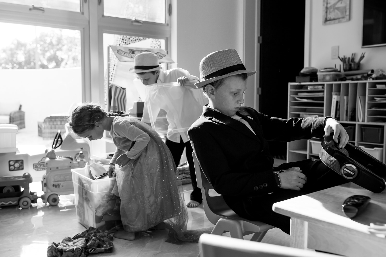siblings_playing_documentary_family_photographer.jpg