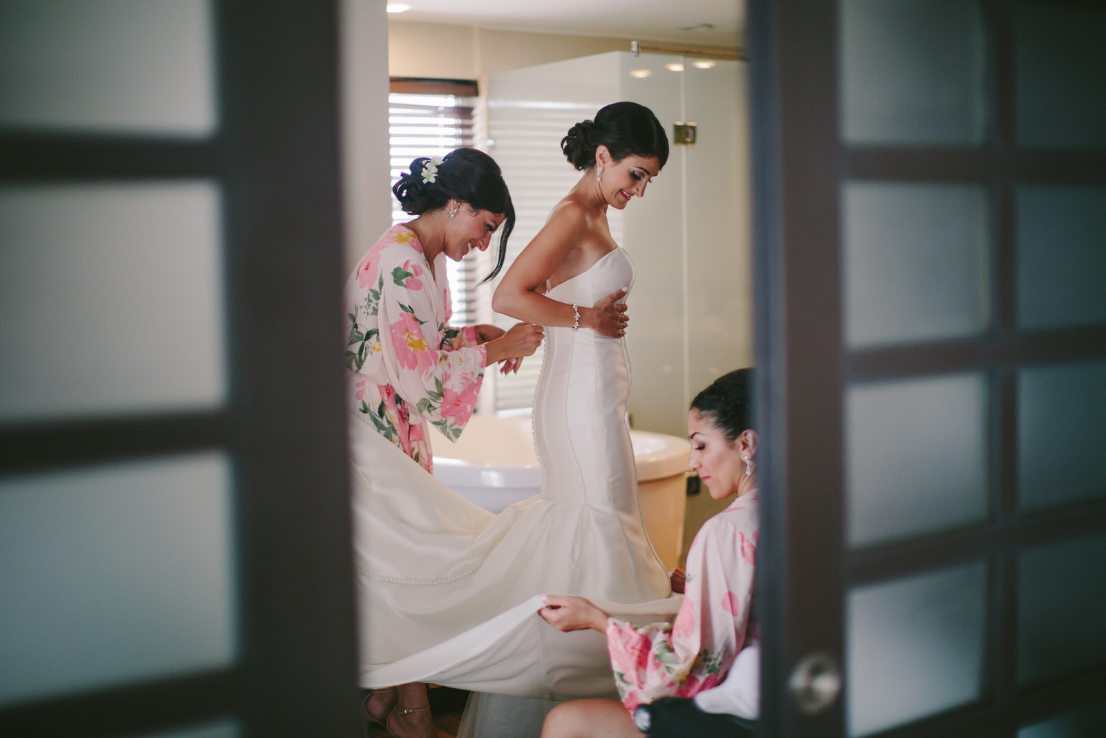 bride_getting_ready_azul_fives.jpg