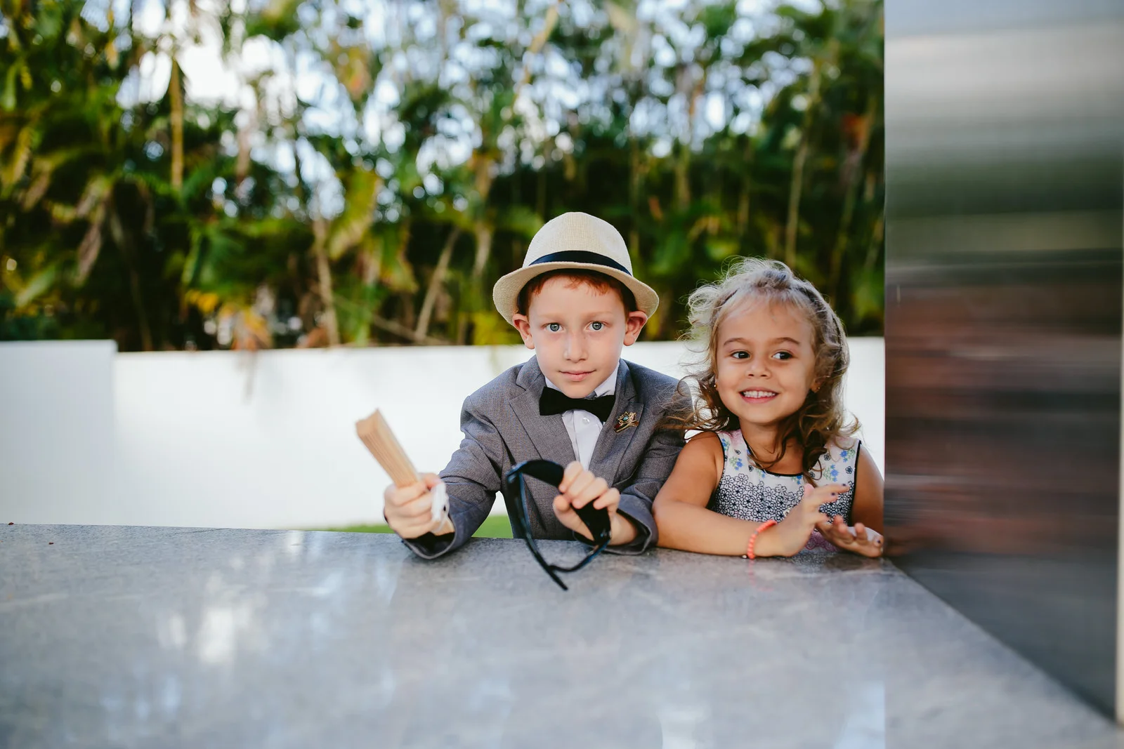 adorable-kids-at-weddings-tiny-house-photo-candid.jpg