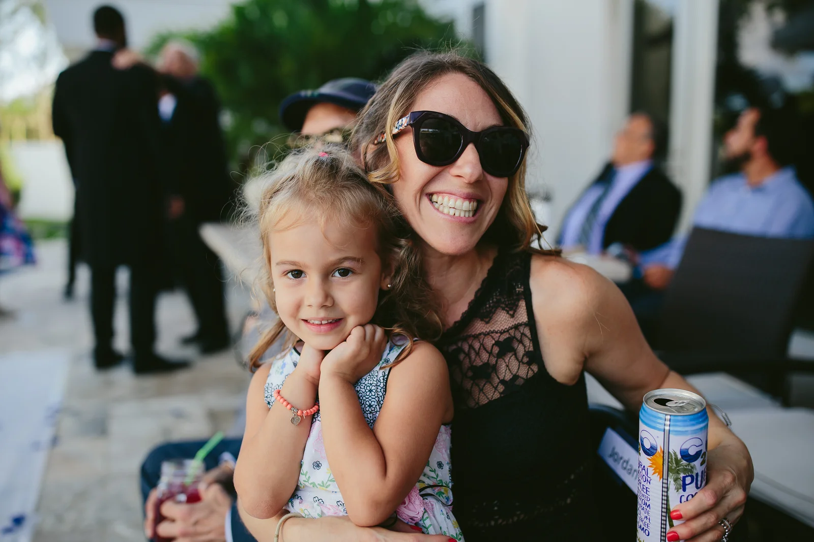 wedding-guest-moments-candids-tiny-house-photo-documentary-wedding-photographer.jpg