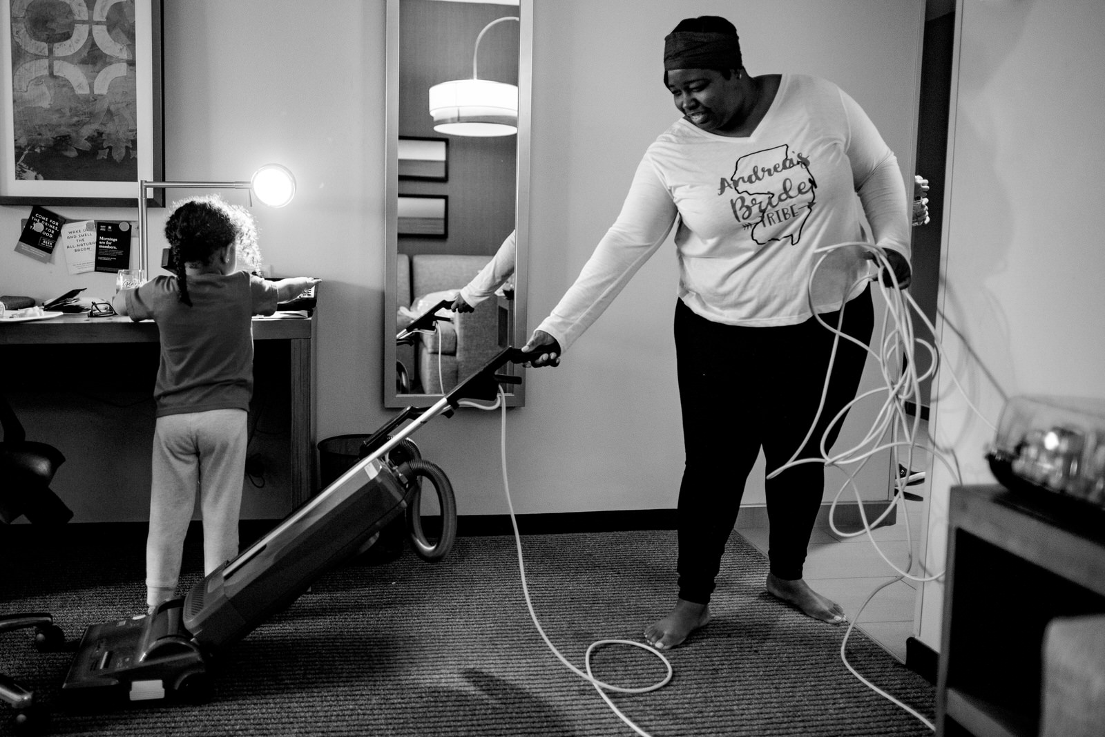 documentary-wedding-photography-tiny-house-photo-bride-vacuuming