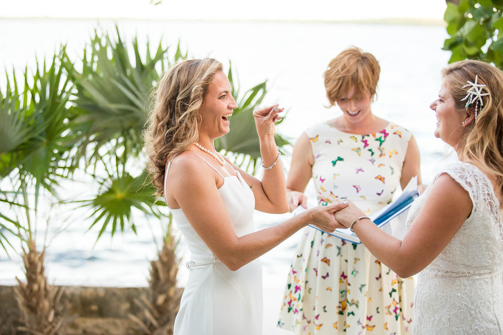 intimate-wedding-ceremony-tiny-house-photo-moments-documentary-photographer.jpg