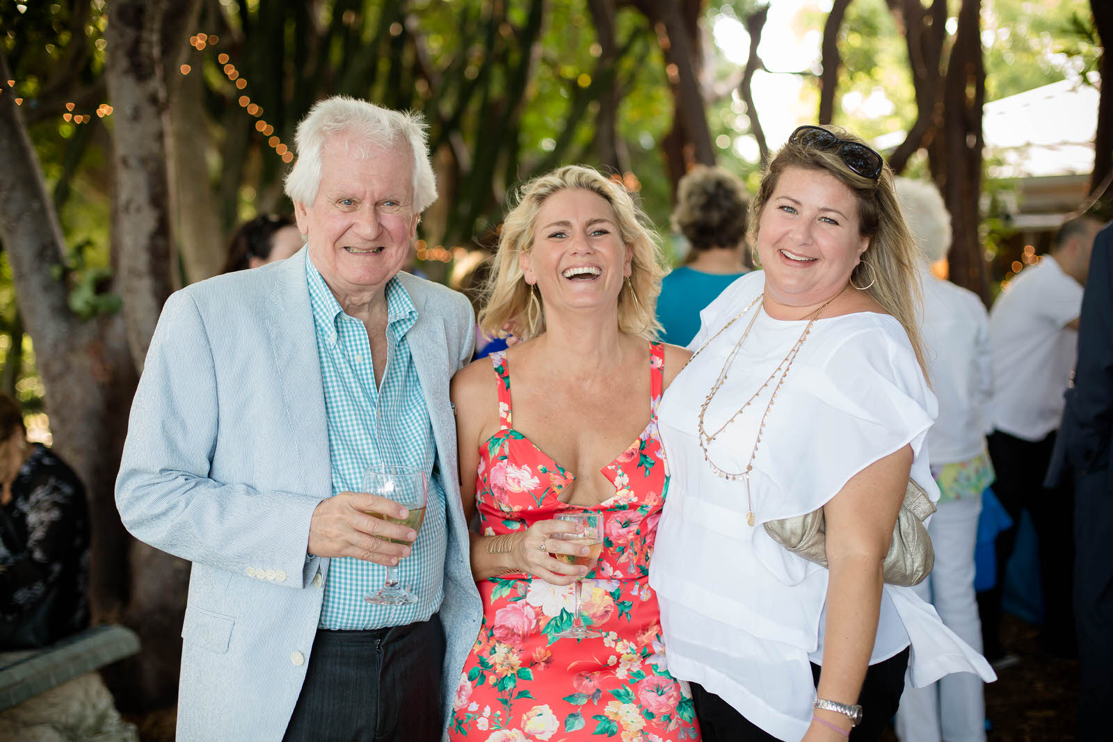 fun-wedding-guests-tiny-house-photo-laughter-moments.jpg
