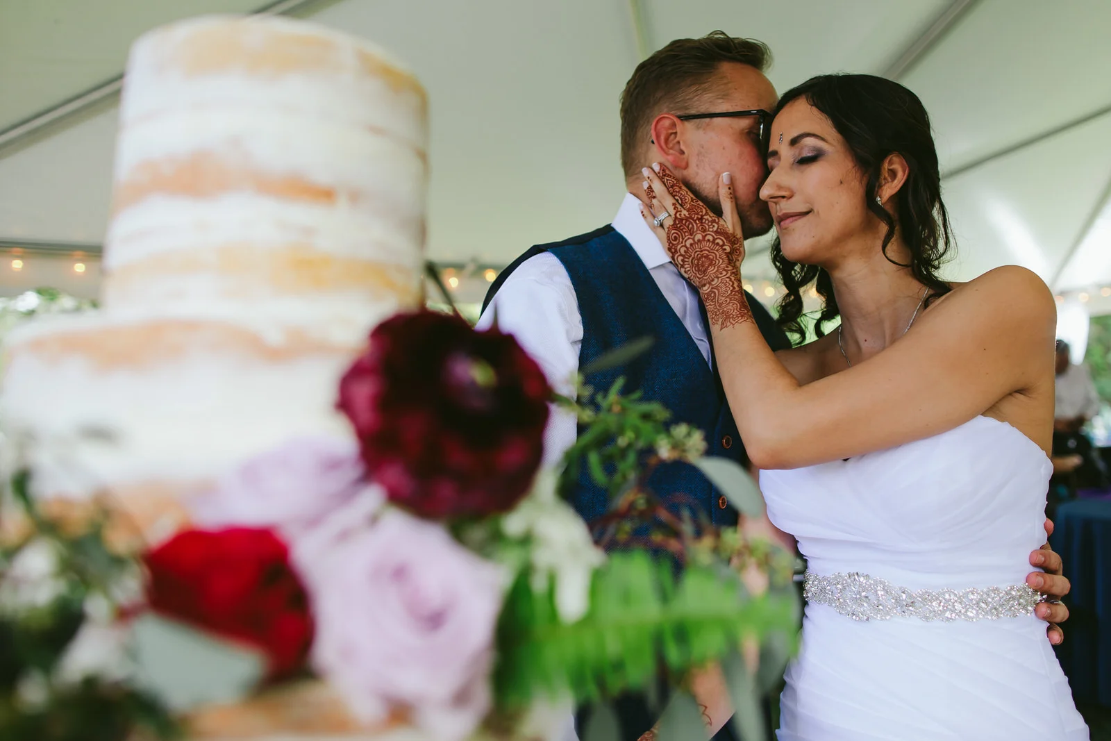 kashi-wedding-reception-tiny-house-photo-bride-groom-cake.jpg