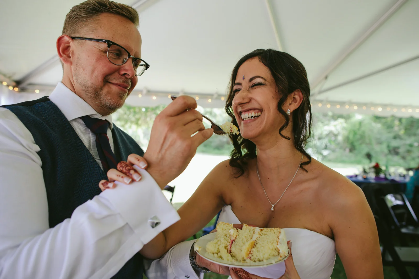 kashi-wedding-reception-tiny-house-photo-bride-groom-cake-moment.jpg