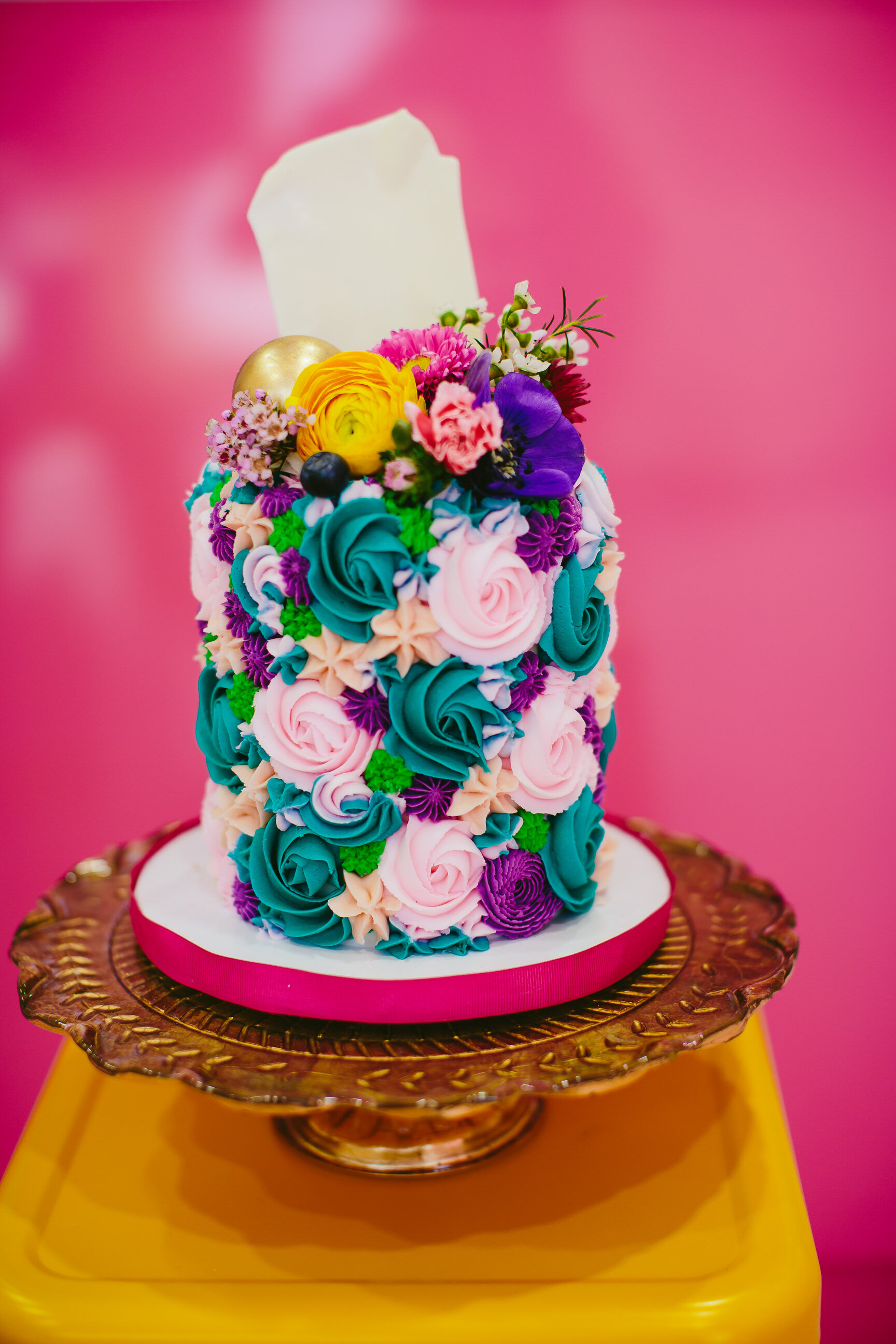 vegan-art-deco-cakes-flowers-bright-fun