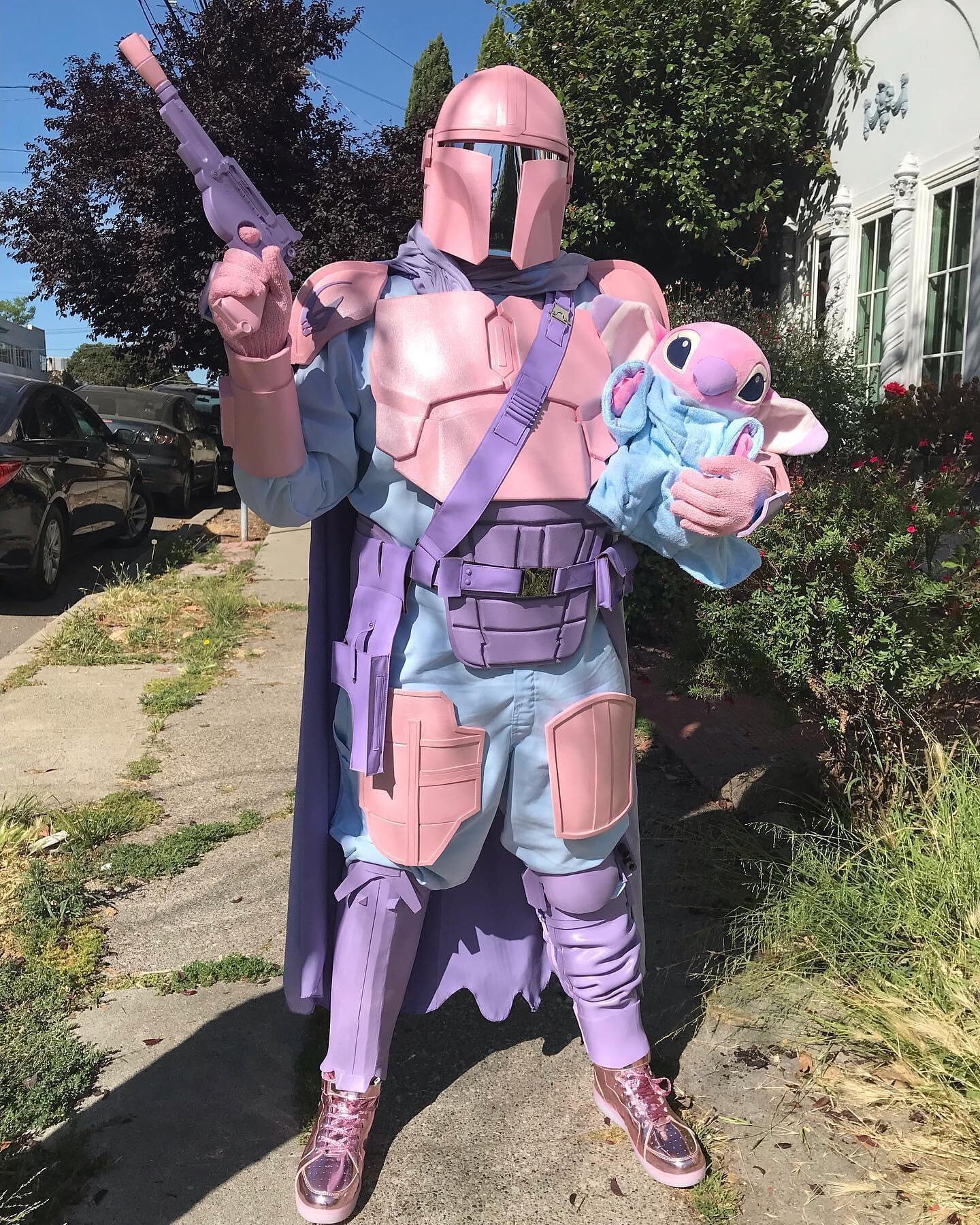 The family that drags together&hellip;. Stays together!!! 
@leigh.crow and I got to help @trickybricks make their FABULORIAN dreams come true with the addition of a purple cape, custom dyed jumpsuit and mini-robe for Grogu! Swipe for more pics of the