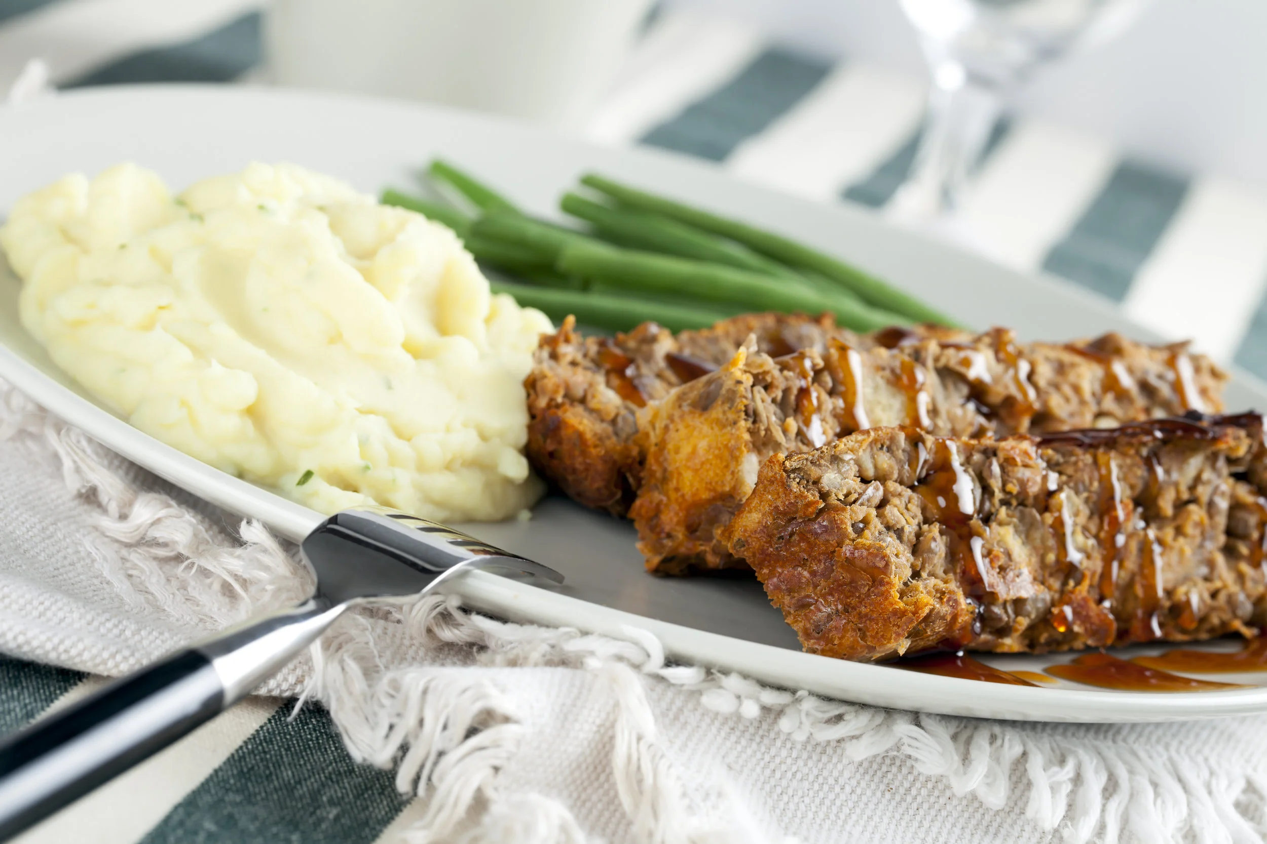 graphicstock-vegetarian-lentil-loaf-and-gravy-with-mashed-potatoes-and-green-beans_SYXSU_R9K-.jpg