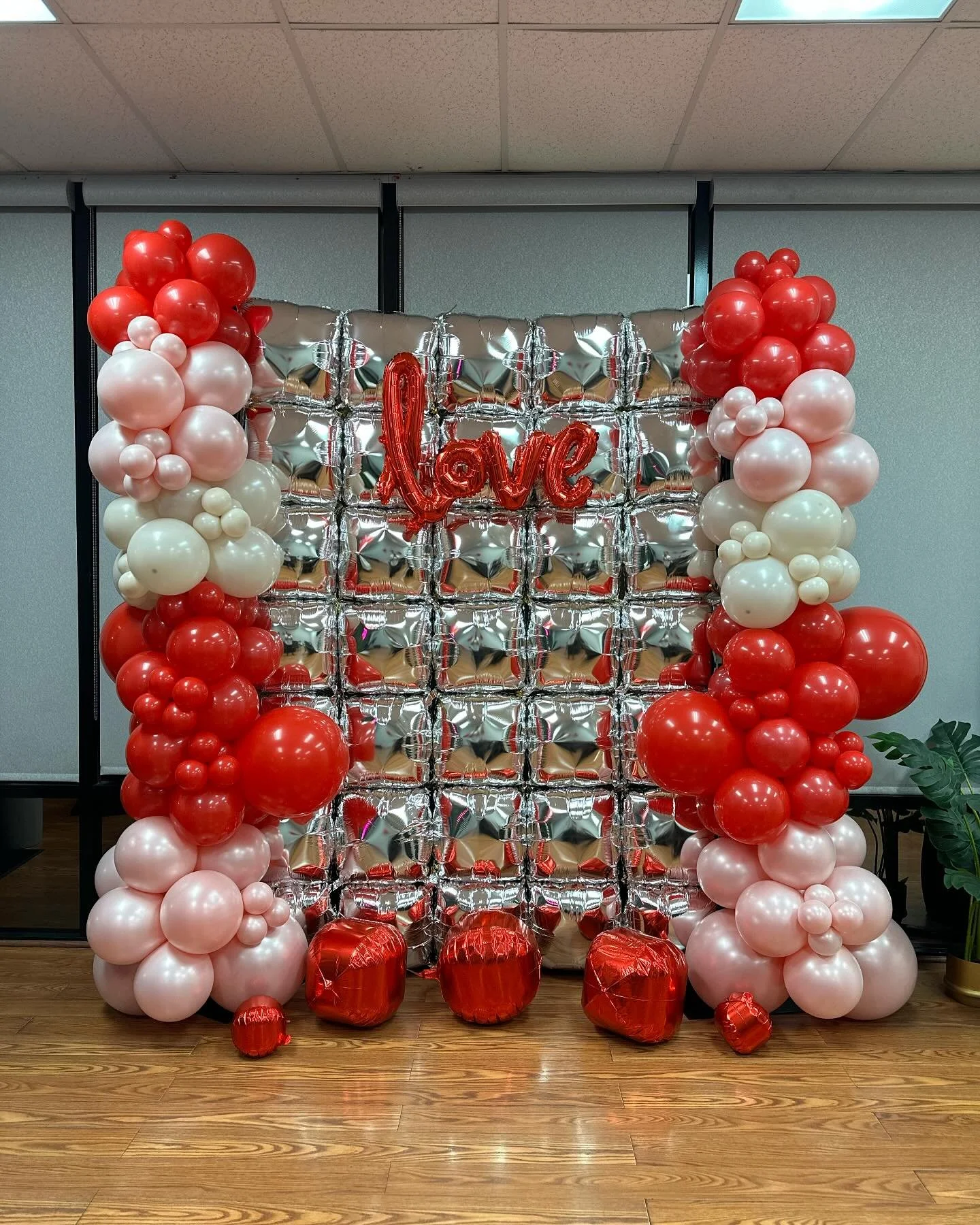 🚨New background alert!!🚨

The photo booth was a crowd favorite at @pinkskyparties recent networking event, especially with this Insta-worthy foil wall backdrop! 📸✨ 

Want to elevate your next event? You can add a custom foil backdrop to create the