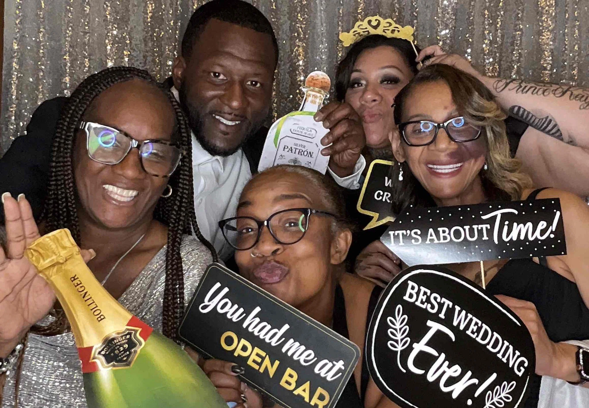 💍From &ldquo;I Do&rdquo; to the photo booth! 

Guests came for the vows and stayed for the fun in a classic glam experience. ✨📸 Are you next at the altar? Don&rsquo;t forget to add the after-party festivities with our unforgettable photo booth expe