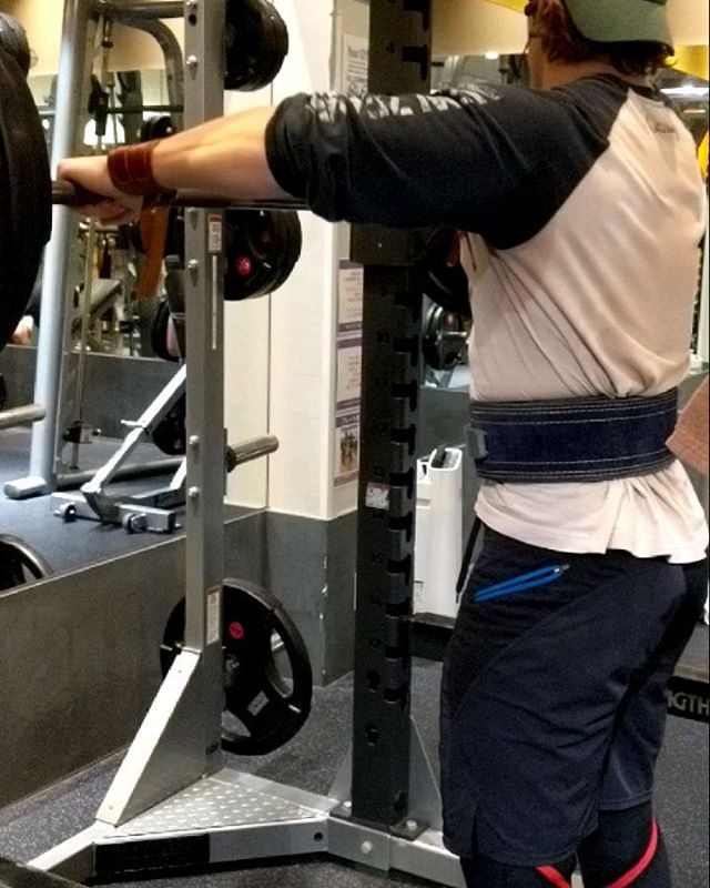 Today, there were some #squats - they felt about 25kg heavier than I wanted, but everything worked out alright in the end. 4x3 and 1x5 at 200kg (441 screamin' eagles of freedom). Can't wait to squat with a stiff bar and some CHALK next week @eastavebarbell ! #powerlifting #eastavebarbell #squatsdontusebiceps #butandybellushhasbigones #whatamireferringto? @abellcane