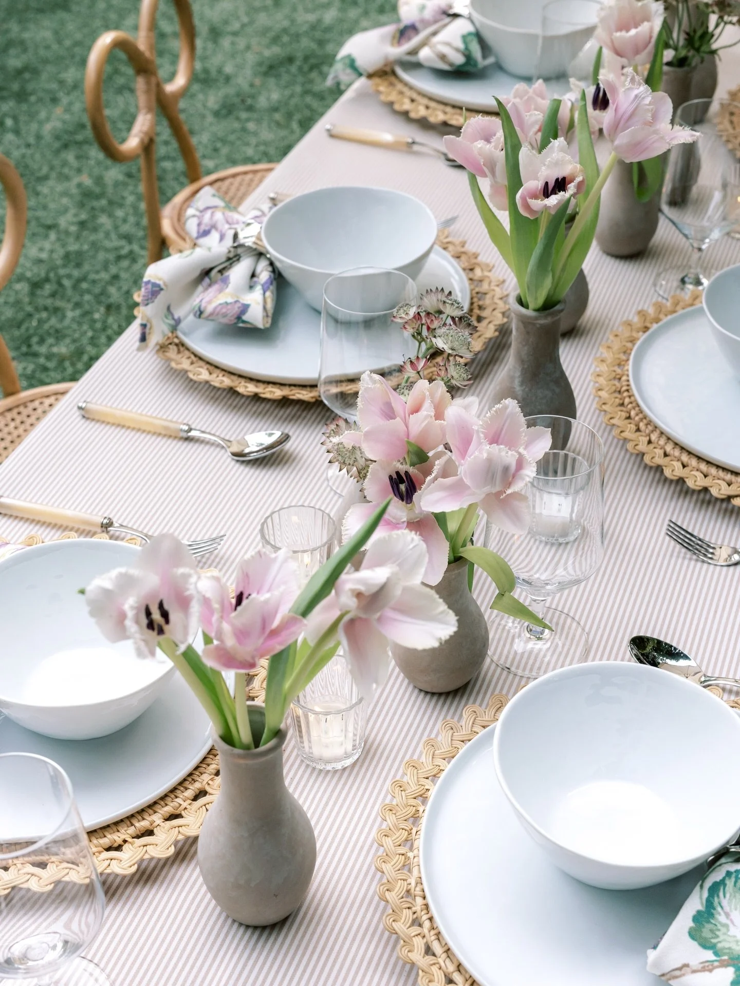 I have always been &ldquo;blush &amp; bashful, blush &amp; bashful&rdquo; &hellip; but now? Now, I think I&rsquo;m partial to purple. 🌂🪻🪁 A girl can change, no? #thisis40 

A peek at this Mother&rsquo;s Day dinner featuring allium, lilacs, tulips,