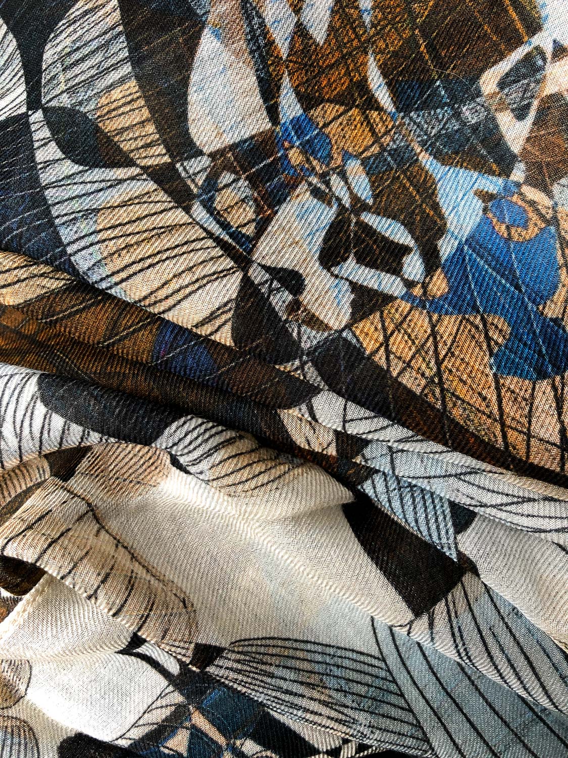 carlo-scanagatta_luxury-italian-scarf_cashmere-modal_botti-in-ballo_05.jpg