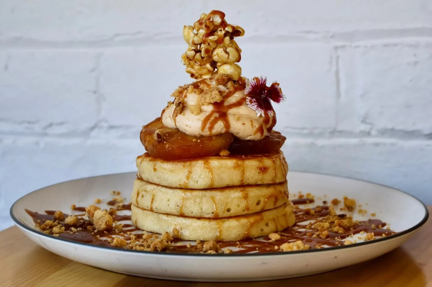 BUTTERMILK PANCAKES caramelised red apple, hazelnut praline cream, candied popcorn, pecan maple crumble, salted
caramel.
.
.
.
.
#thelittlebanksia #southperth #kensington #perthcafe #perthfood #urbanlistperth #breakfastinperth #pancakes