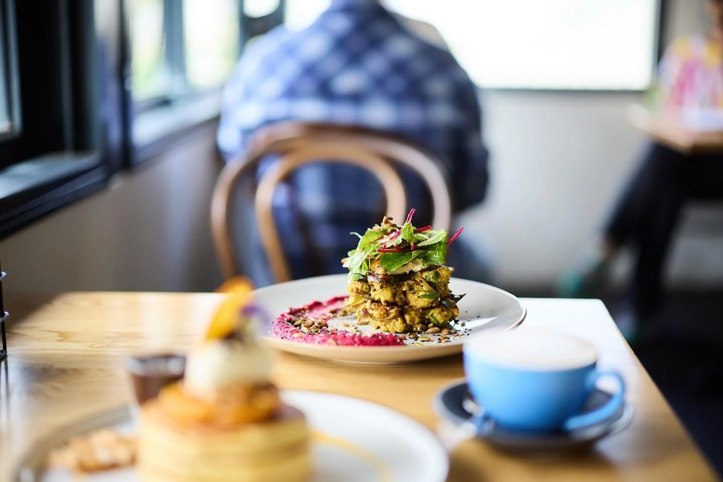CAULIFLOWER &amp; CUMIN FRITTERS beetroot &amp; preserved lemon hummus, maple glazed carrots, cashew labneh, herb &amp;
radish salad (gf, vegan).
.
.
.
.
#thelittlebanksia #perthcafe #perthfoodie #pertheats #urbanlistperth