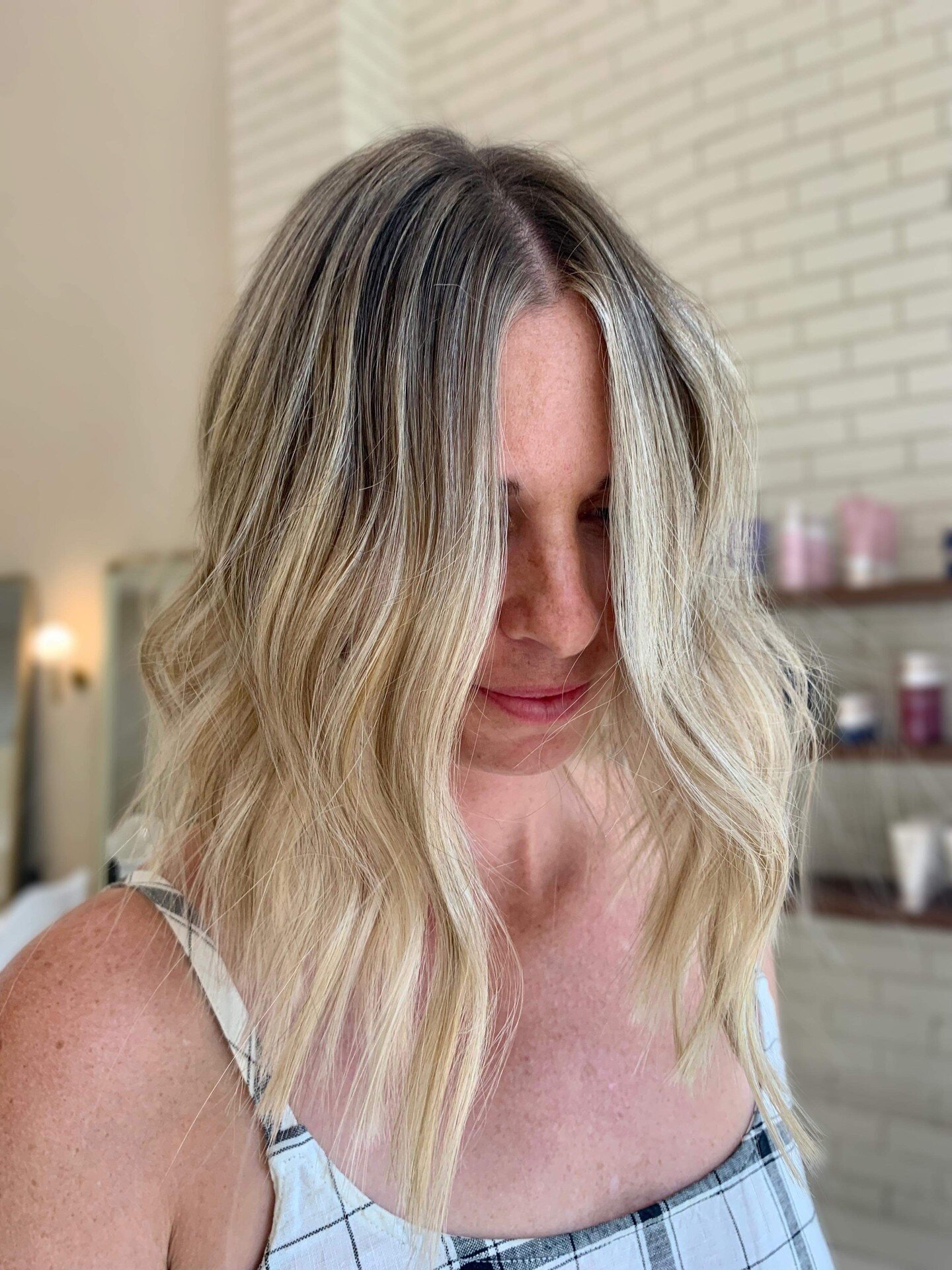✨Why we love a lived in blonde✨We specialise in this technique because it brightens the hair in the same areas as the sun would naturally. It enhances your natural colour and gives an illuminating effect on the face. 
 
Book online today to chat to o