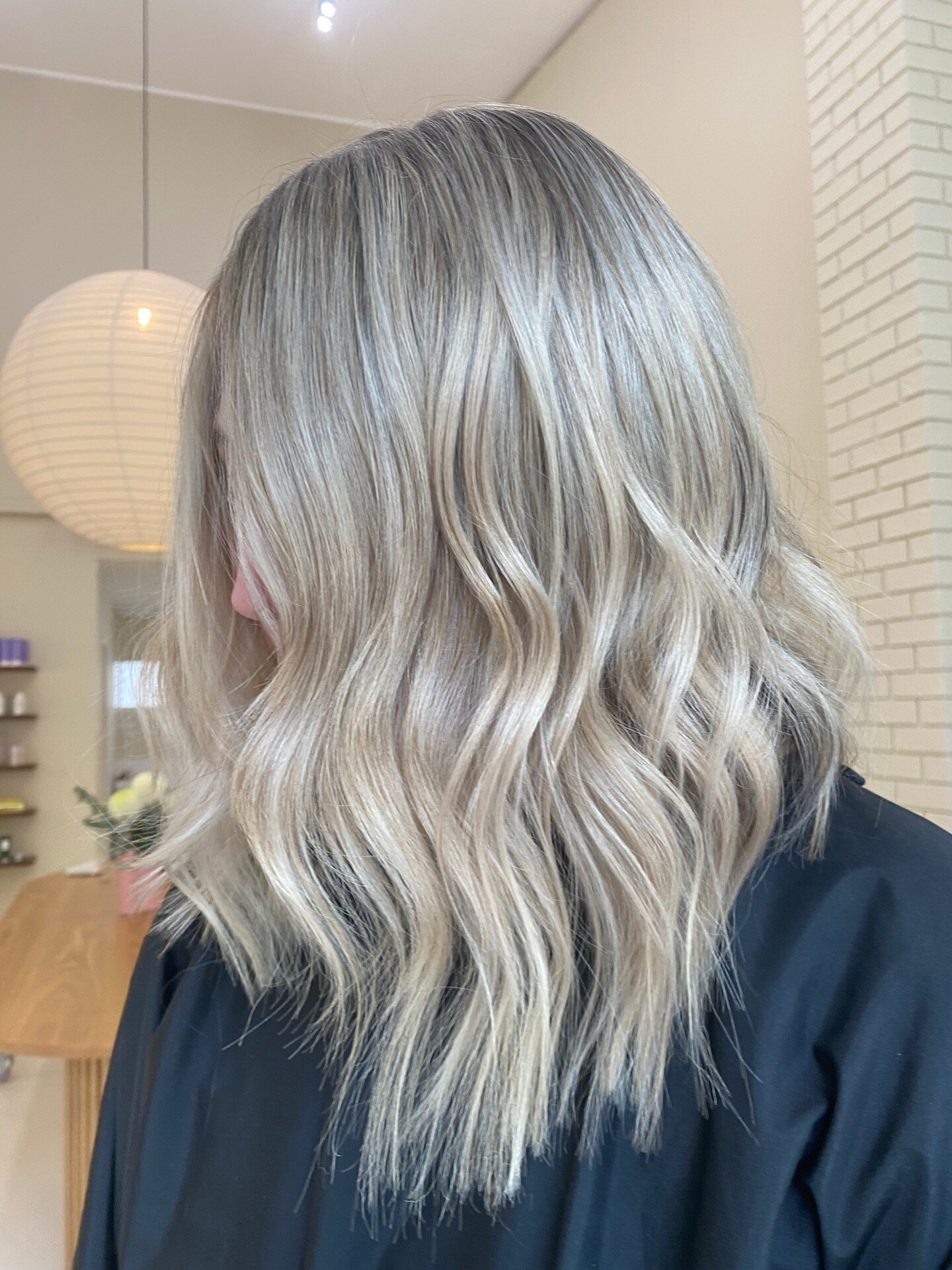 There is nothing more beautiful than healthy long blonde hair. This beautiful textural blonde was created by @gabrielle_ellestudio

*
*
*
#blondespecialist #blondebalayage #beachyblonde #livedinblonde #livedinhair #sunshinecoastsalon #buderimhairdres