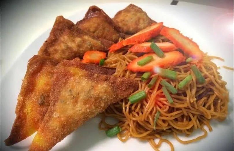 Fried wontons and noodles pack