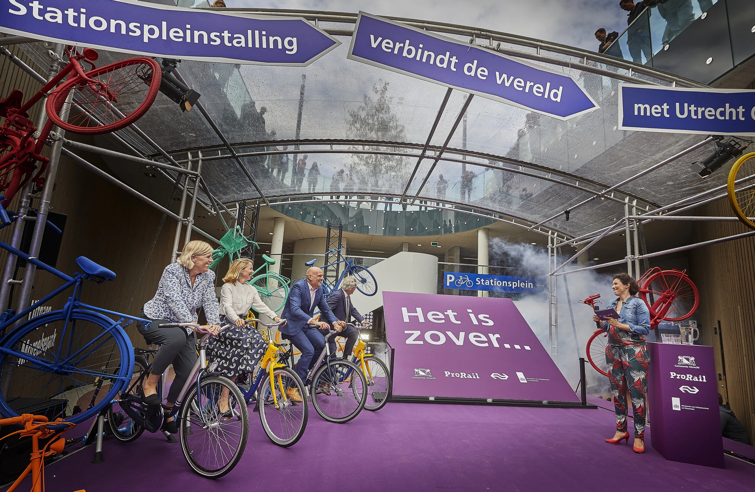 Ex-prof wielrenster en host Marijn de Vries laat het fietsen een keer over aan anderen: Ans Rietstra (ProRail), Stientje van Veldhoven (Min I&W), Victor Everhardt (Utrecht), Roger van Boxtel (NS).