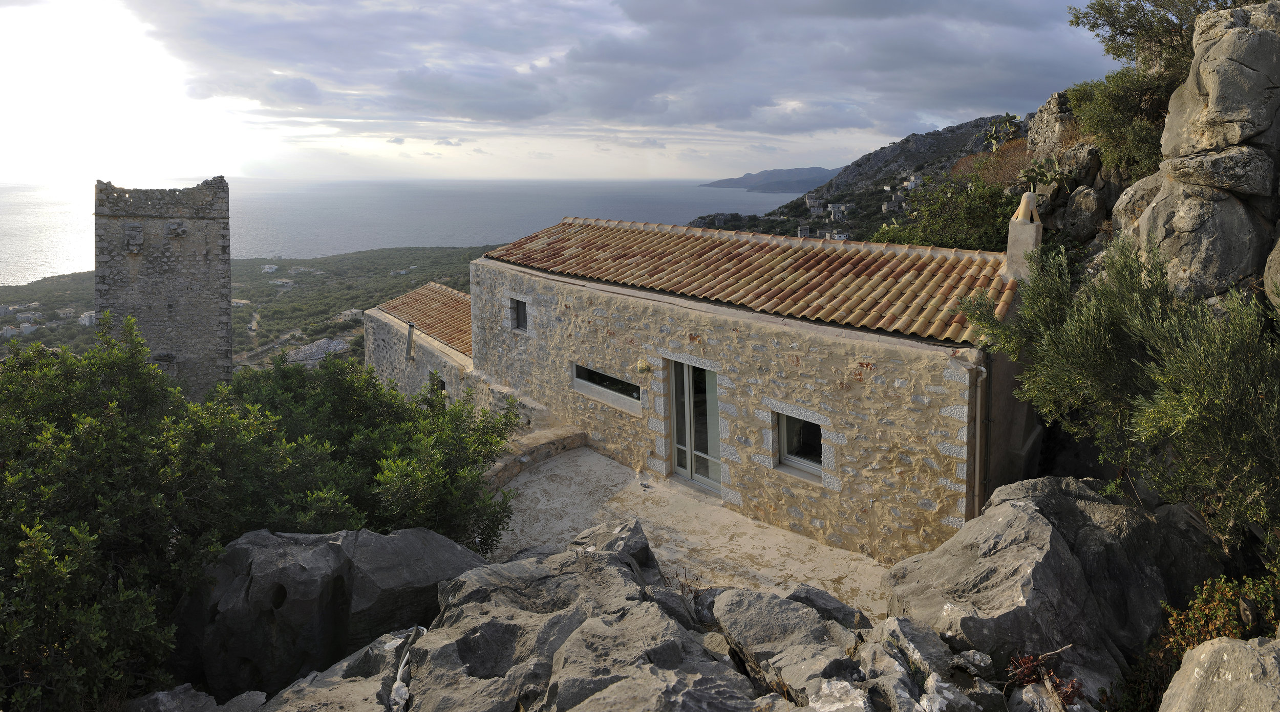 Anoi - The east yard below the heavy rocks, offers a magnificent view to the sea and Kotronas bay