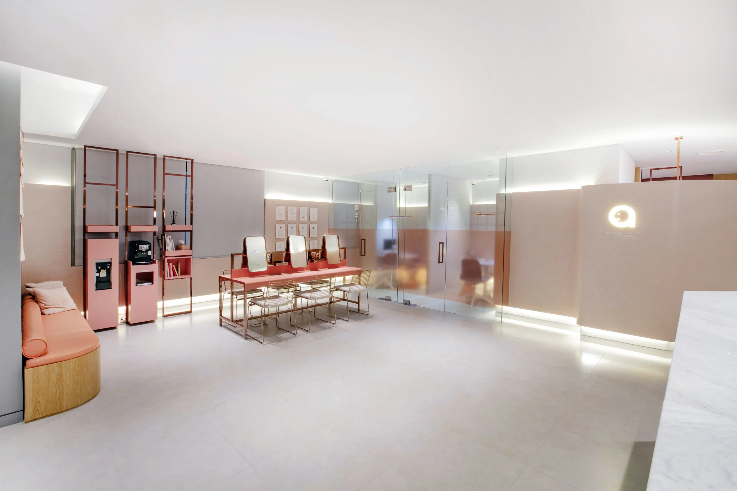 01_라운지_단순한 고객대기실이 아니라 브런치오픈토크, 뷰티클래스 등 다양한 컬#35697D.jpg