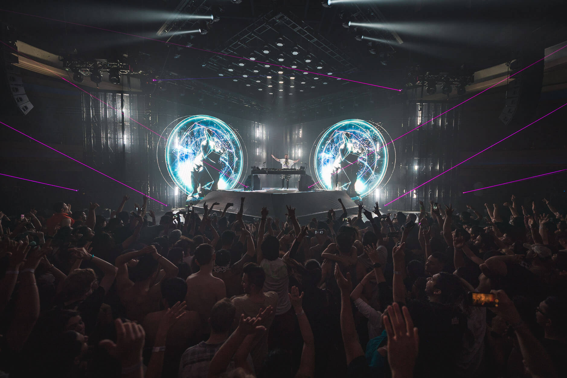 Photo by http://crntn.com/