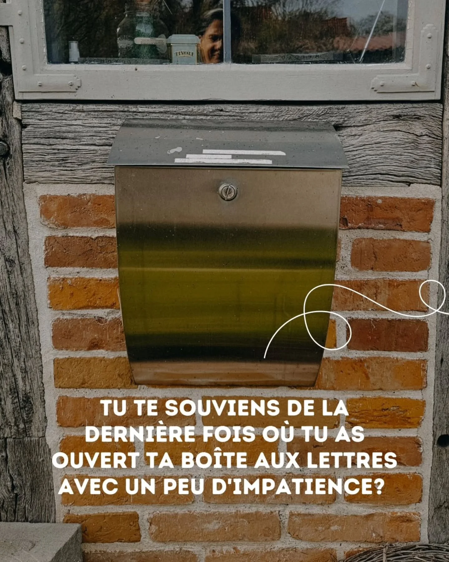 Une enveloppe dans ta bo&icirc;te aux lettres, une fois par mois. Ton pr&eacute;nom dessus. Une lettre, des cartes postales, une pratique saisonni&egrave;re, quelques petites choses &agrave; tenir entre les mains.

Le Courrier buissonnier ouvre en ju