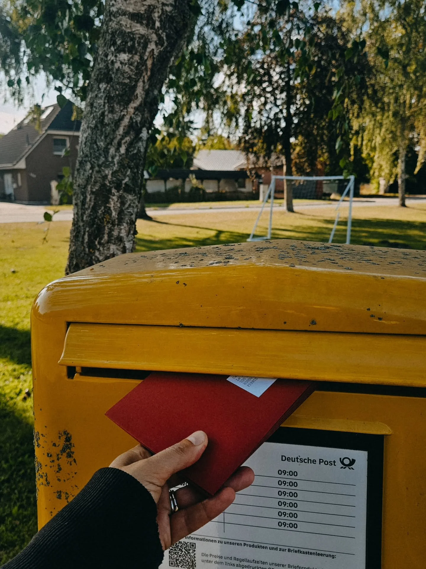 Le Courrier buissonnier n&rsquo;arrive jamais &agrave; l&rsquo;heure pr&eacute;vu. Il arrive &agrave; celle de la poste, et c&rsquo;est tr&egrave;s bien ainsi.

Une fois par mois, j&rsquo;&eacute;cris une lettre depuis le Krumbecker Hof.

Elle part t