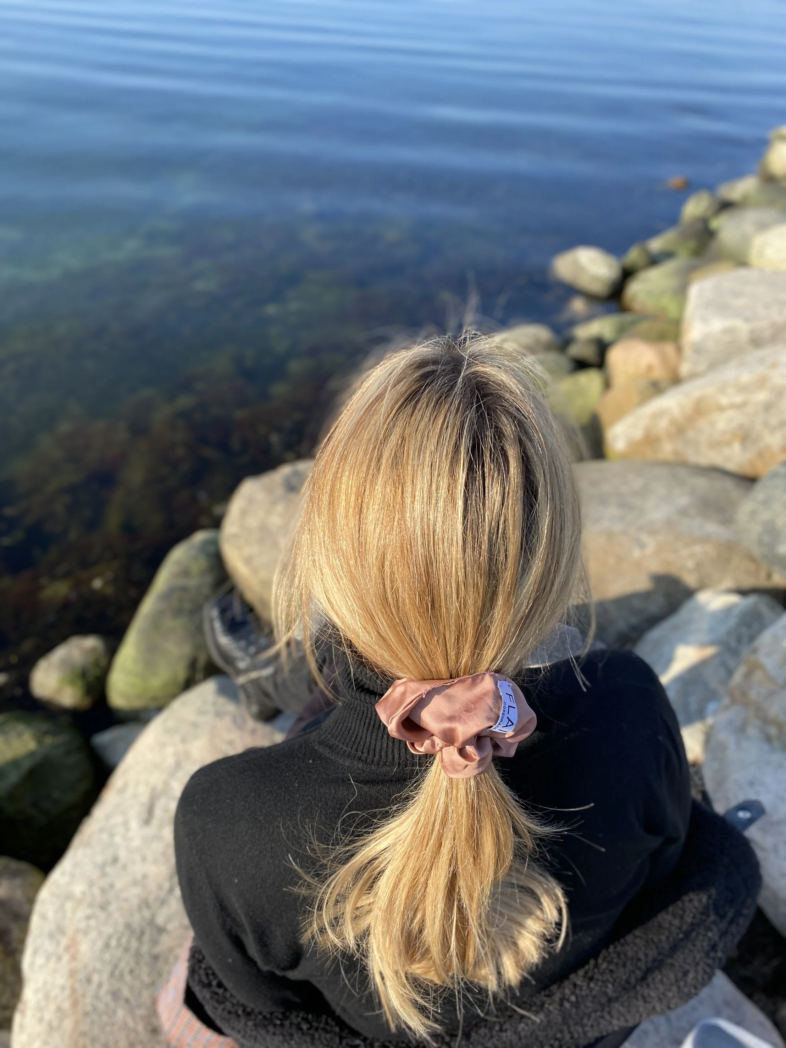 silk scrunchie in sand rose