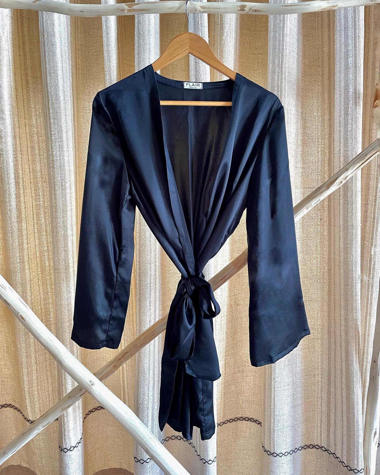 Our black kimono made from  100 % upcycled silk makes the perfect travel companion.