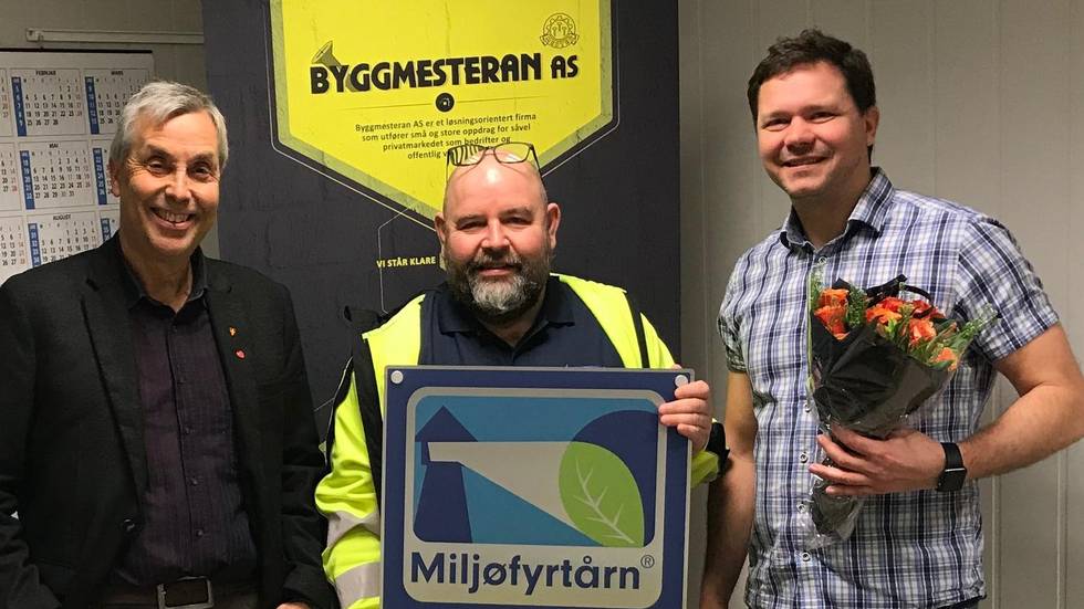 Ordfører Bjørn Iversen, Morten Øyen og Lars Petter Sjøvold med det synlige beviset på sertifiseringen.