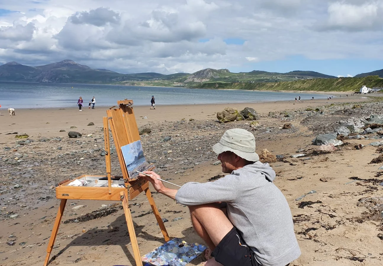 tony-hinchcliffe-painting-on-the-beach.jpg