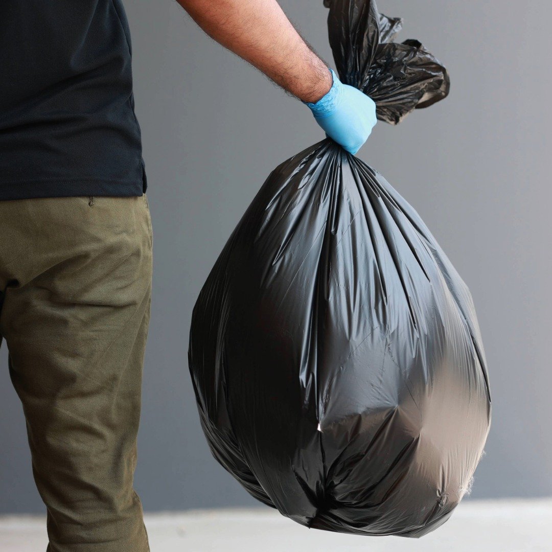 Sujetando bolsa de basura comp..jpeg