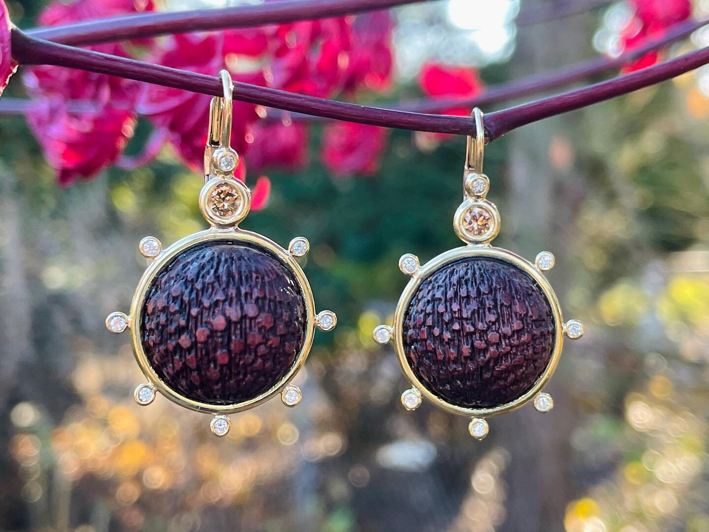 Like wearing sunshine in your ears&hellip;
One of my newer creations, these earrings feature 18K gold, champagne and white diamonds, and ebony.