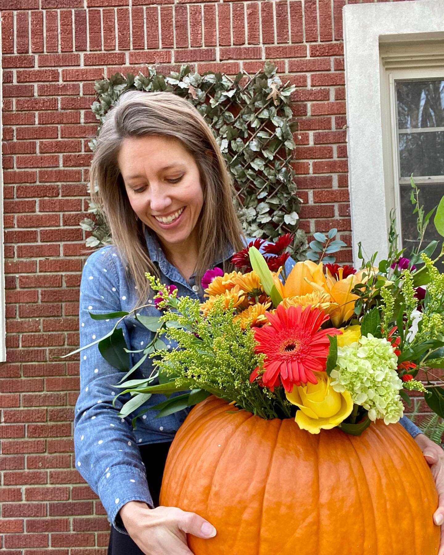 IDEA for your Thanksgiving table 

I didn&rsquo;t carve my pumpkin this year. It&rsquo;s still sitting on my porch. Pretty and imperfect. 

Instead of triangular eyes, I decided to turn it into a vessel for flowers! 

Take your pumpkin and transform 
