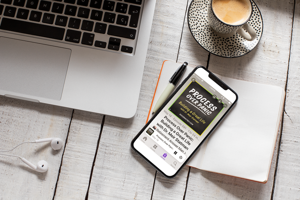 iphone-xs-mockup-featuring-a-coffee-shop-setting.png