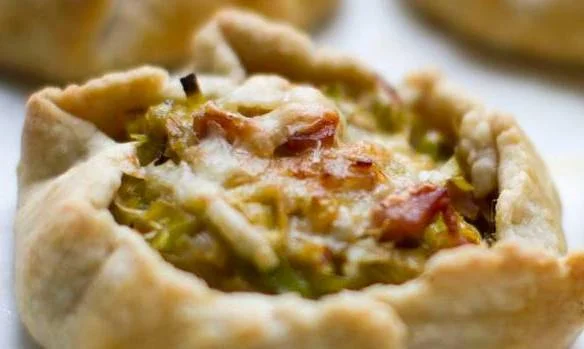 Leeks in spiced pastry