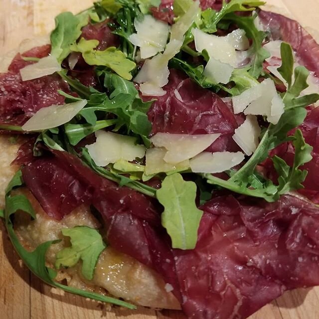 Learning to make Pizza Padellino, typical pie from Piedmont. Thicker crust more foccacia like. Such a pleasure. Feels so Italian.
First pizza is arugula, bresola, grana padano. Bake the dough with some arugula on a steel cake pan, bottom shelf of ove